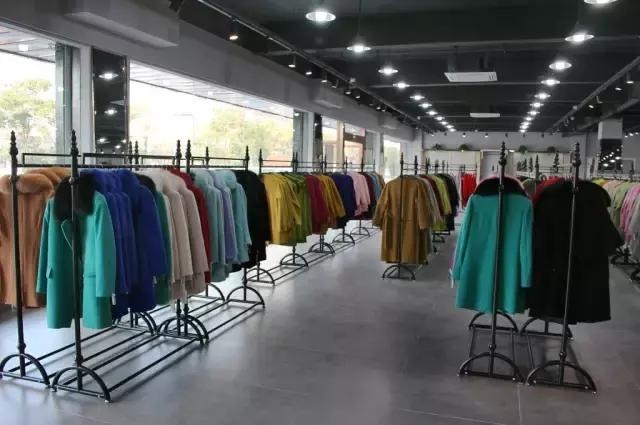 反季大促風(fēng)暴來襲！南通XX服裝工廠店價(jià)格擊穿底線，全城搶購熱潮一觸即發(fā)！